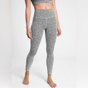 ATHLETA Salutation Stash Pocket 7/8 Textured Tight
